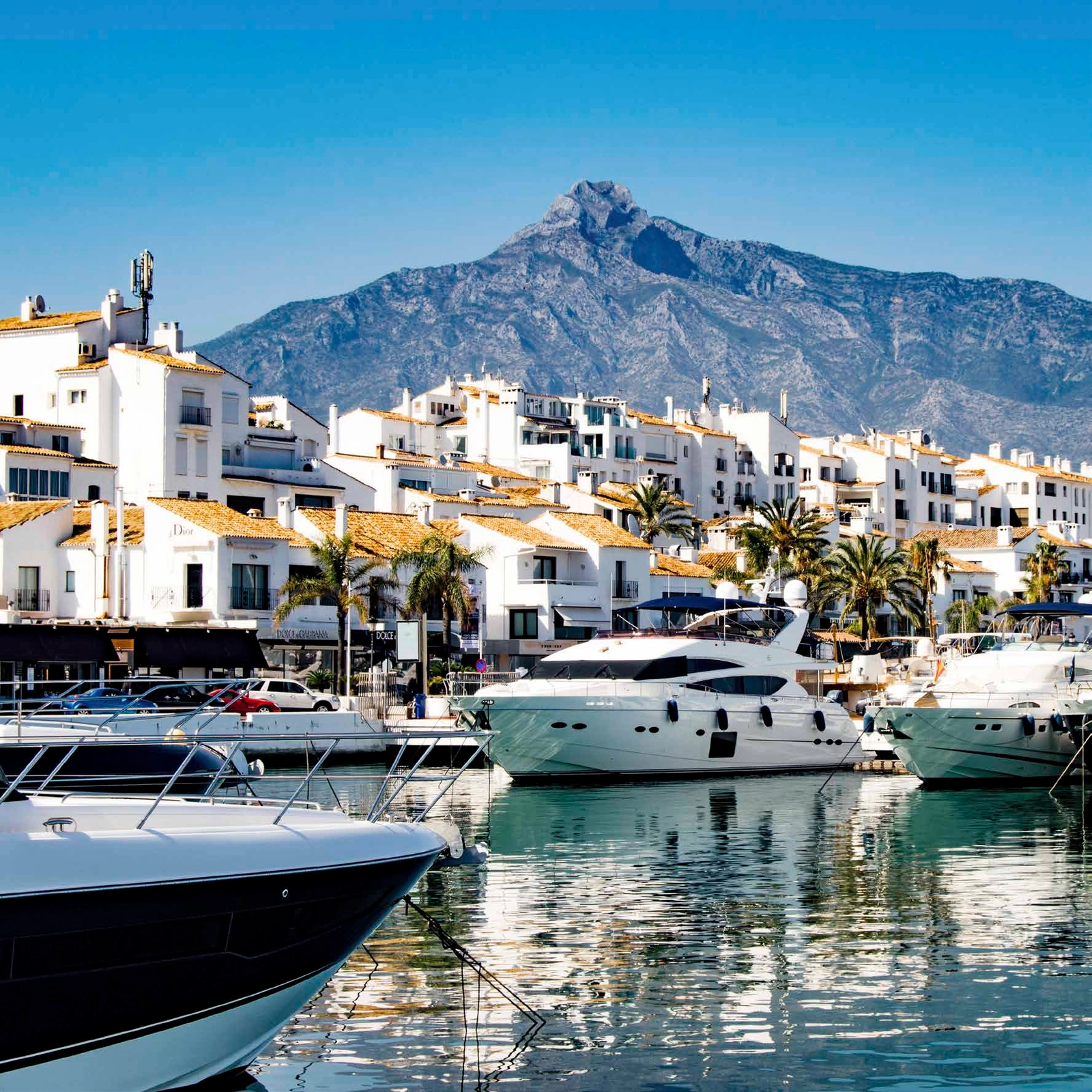 De iconische jachthaven van Puerto Banús, op slechts enkele ogenblikken afstand, biedt luxe winkels, restaurants en entertainment.