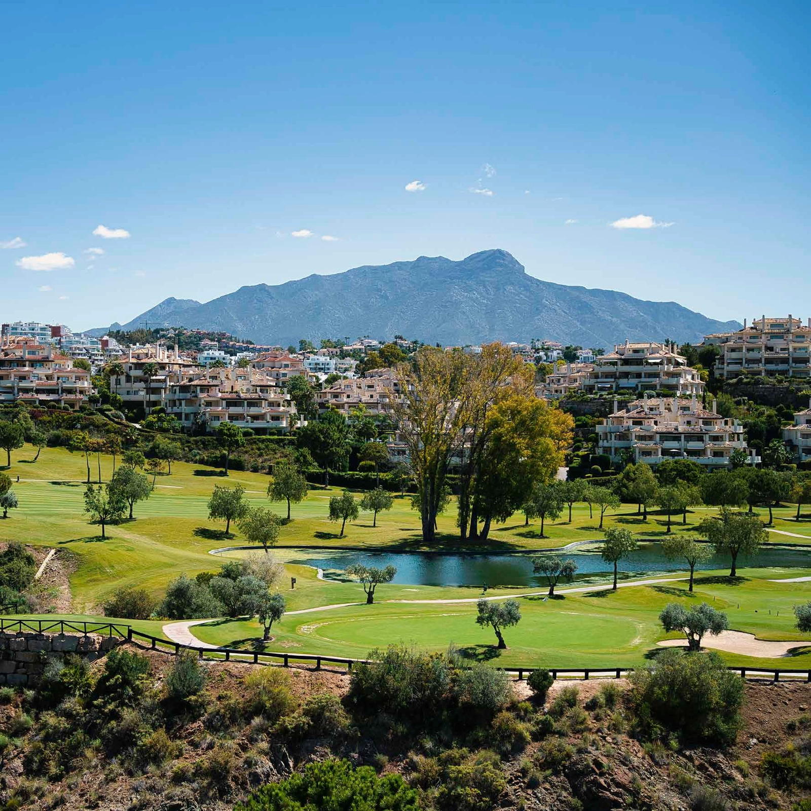 Omringd door golfbanen van wereldklasse, een perfecte locatie voor golfliefhebbers aan de Costa del Sol.