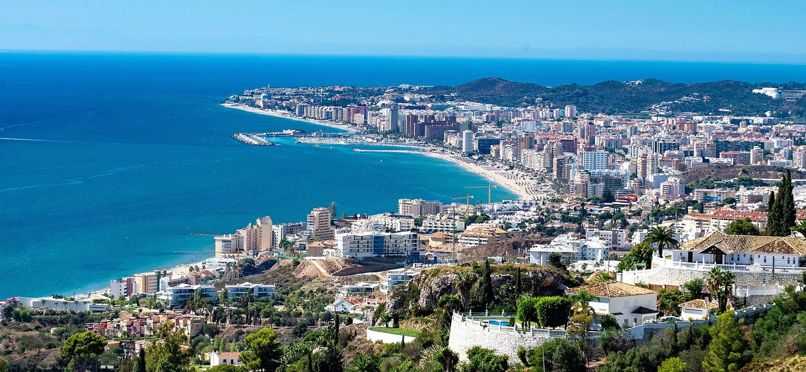 De prachtige kustlijn van Fuengirola, op slechts een korte rit van uw nieuwe woning in Mijas.