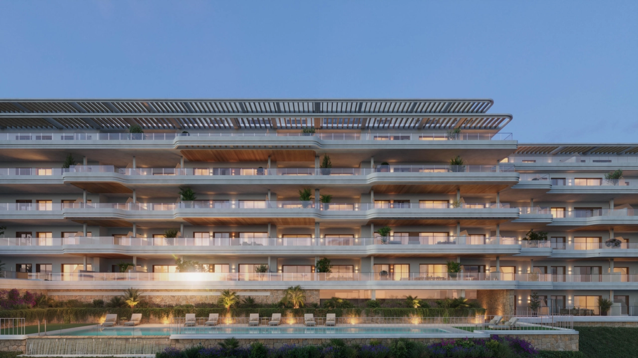 De elegante architectuur van het gebouw, verlicht bij zonsondergang.