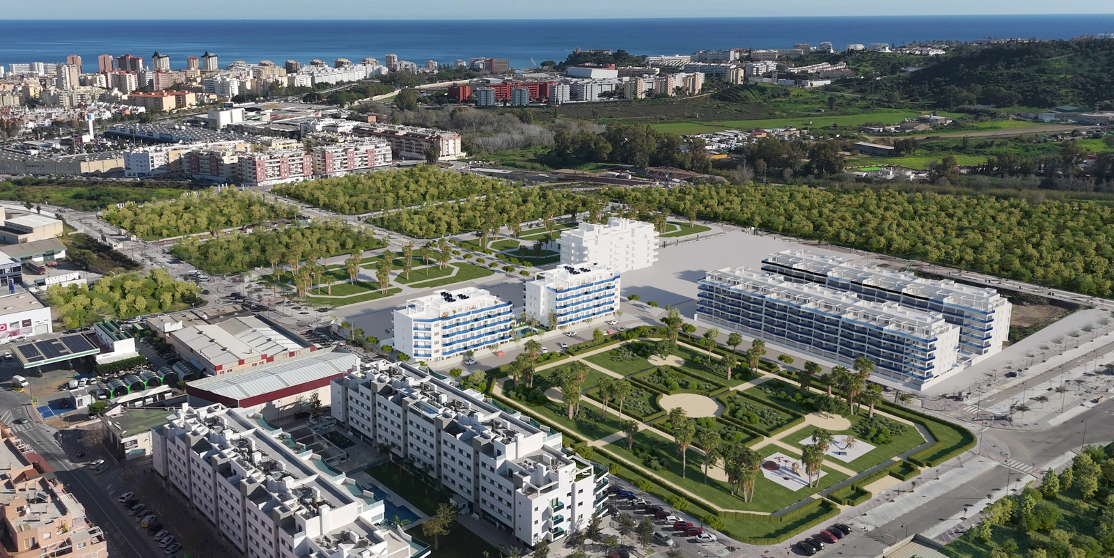 Een luchtfoto van het Laguna One project, dat de integratie in het omringende groene landschap en de nabijheid van de zee toont.