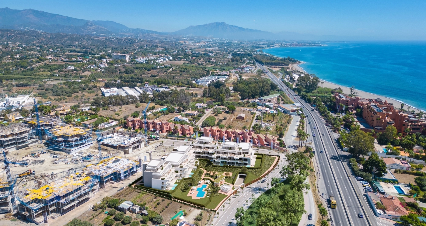 Een schitterend panoramisch uitzicht op de toplocatie van het project in Estepona, tussen de bergen en de Middellandse Zee.