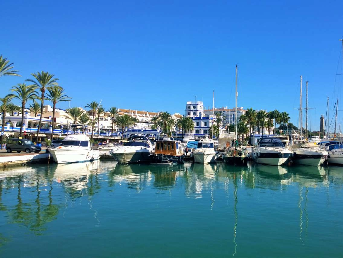 De levendige jachthaven van Estepona ligt op korte loopafstand en biedt restaurants, winkels en entertainment.
