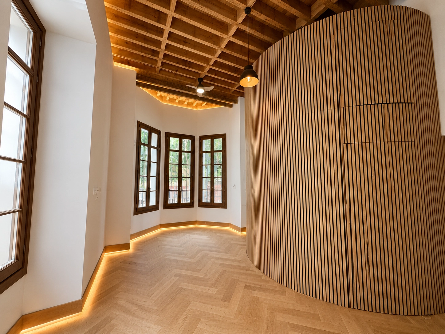 Elegante woonruimtes zijn voorzien van grote, gerestaureerde ramen die de kamers vullen met natuurlijk licht.