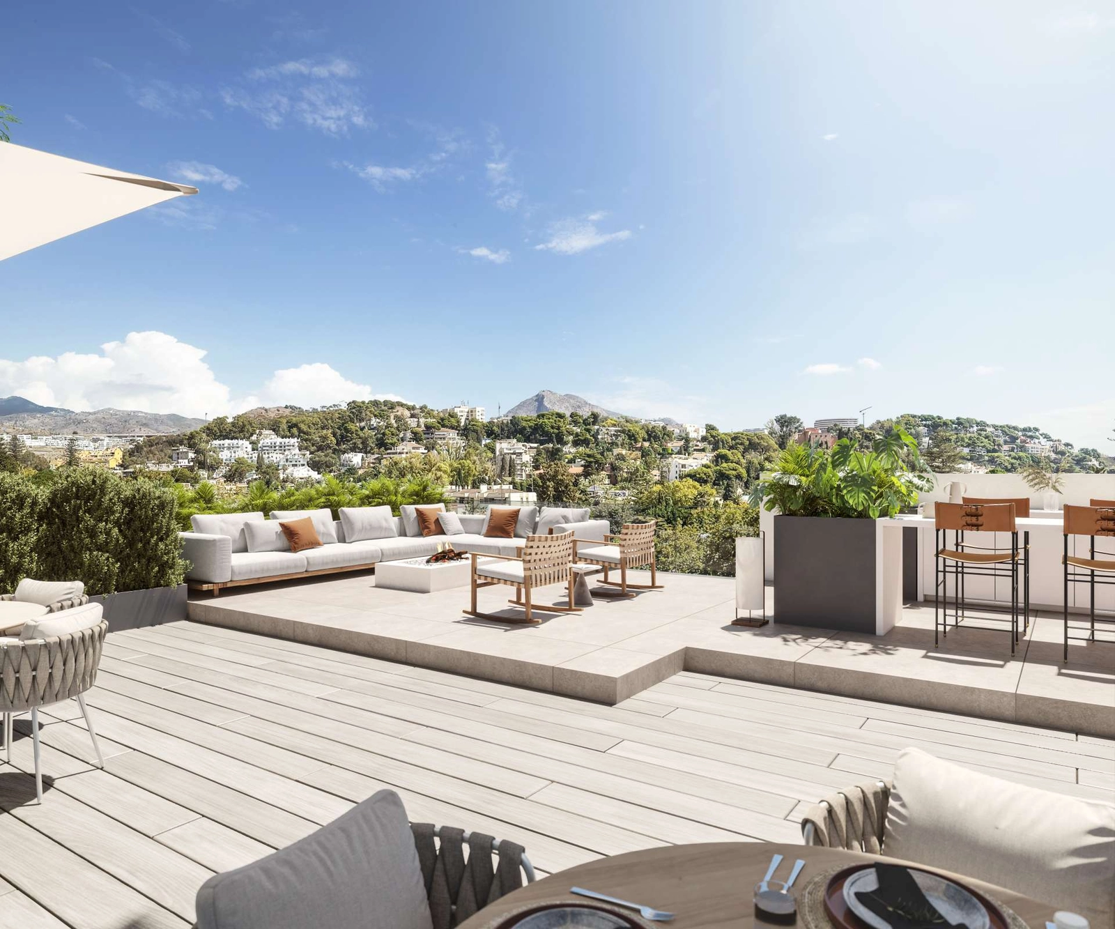 Het dakterras biedt een perfecte plek om te ontspannen of te entertainen, met de Costa del Sol op de achtergrond.