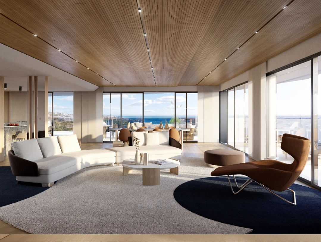 Zonnige woonruimtes met kamerhoge ramen verbinden u met het prachtige mediterrane buitenleven.