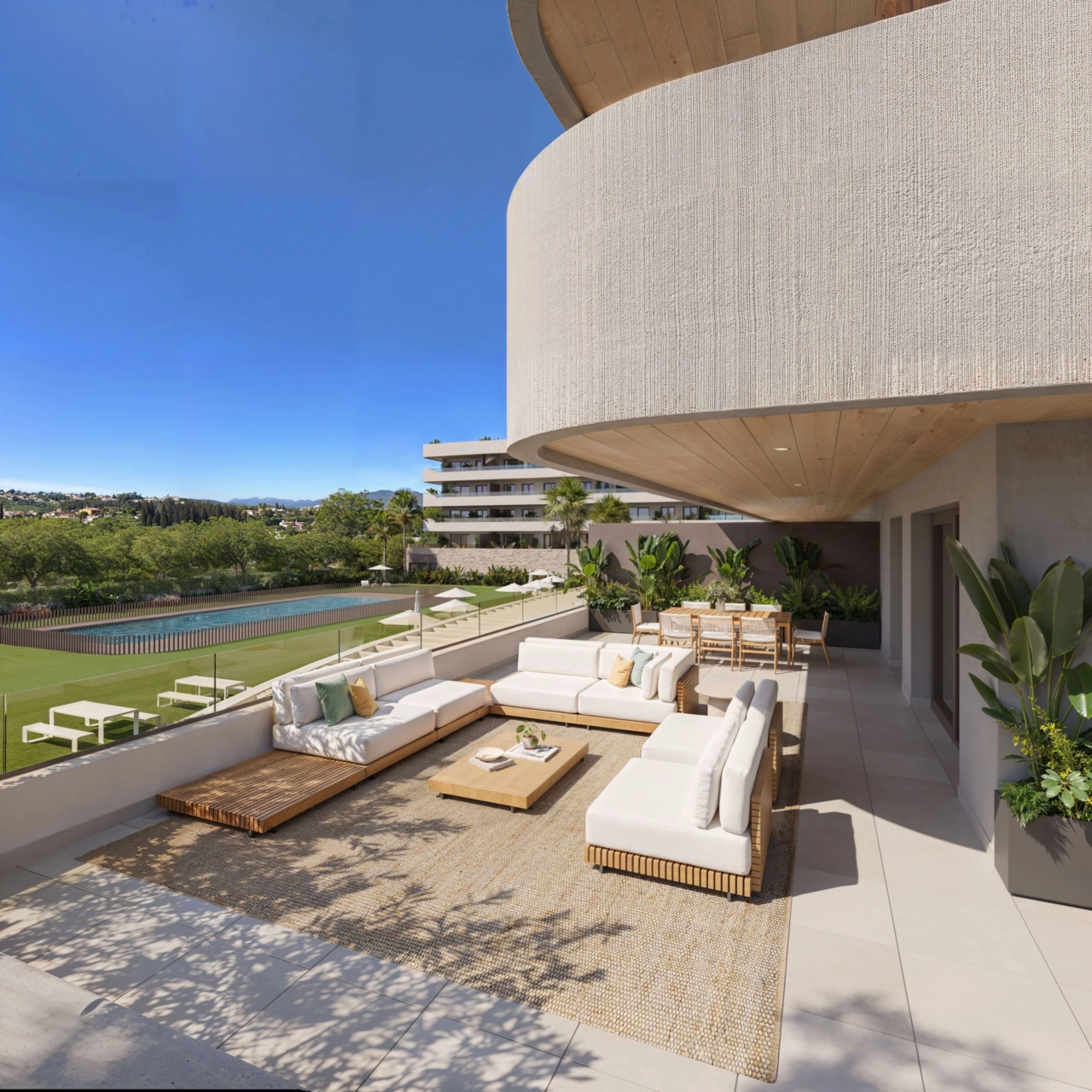 Een ruim privéterras, ontworpen voor naadloos binnen-buitenleven aan de Costa del Sol.