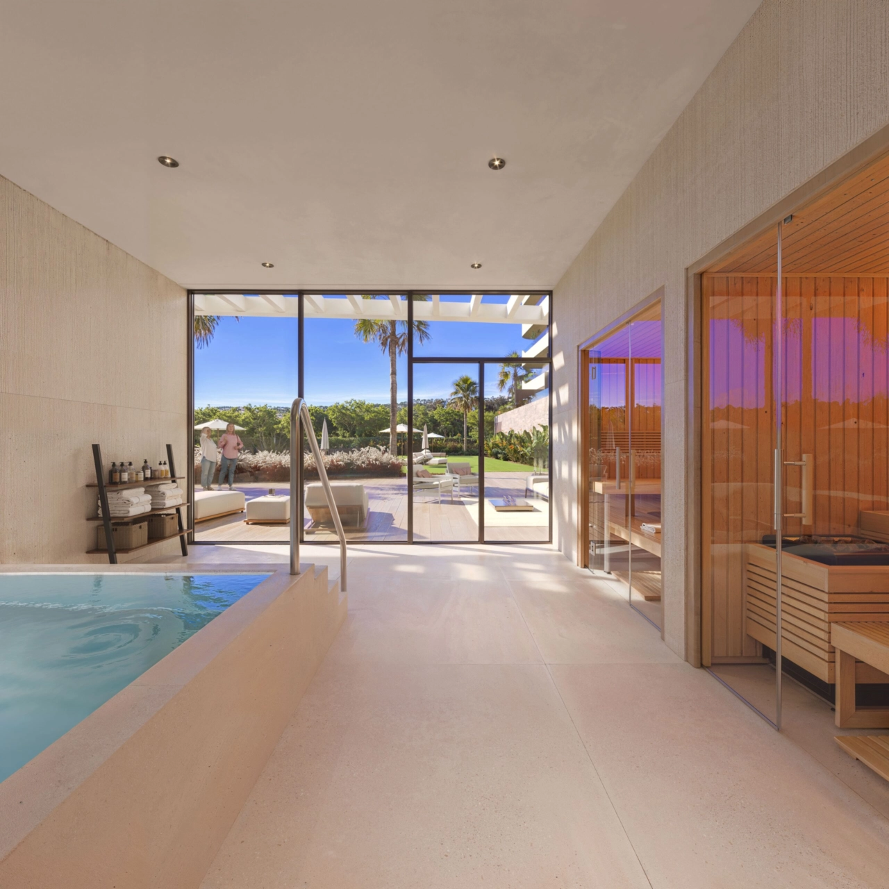 Kom tot rust in de exclusieve spa voor bewoners, compleet met sauna en jacuzzi.