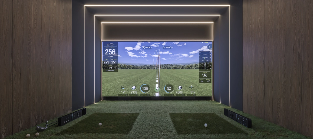 Perfectioneer uw swing het hele jaar door in de exclusieve golfsimulator, een unieke voorziening voor bewoners.