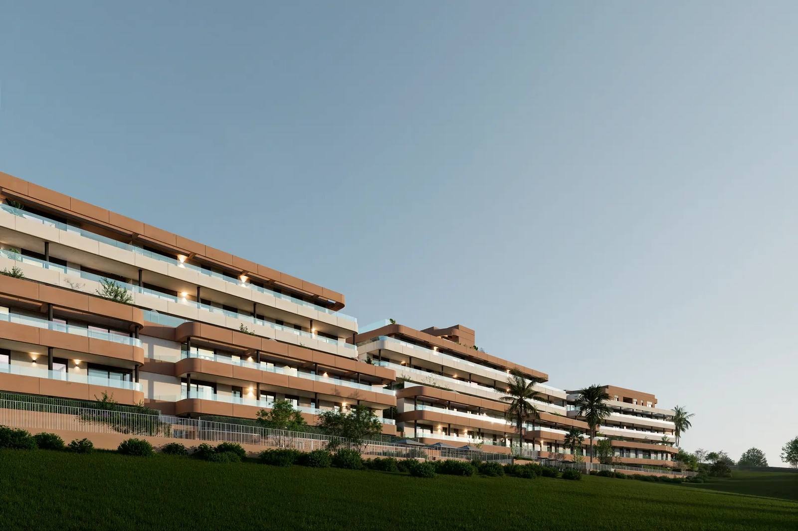 Het elegante ontwerp van de gebouwen, gelegen tegen het groene landschap van de golfbaan van Estepona.