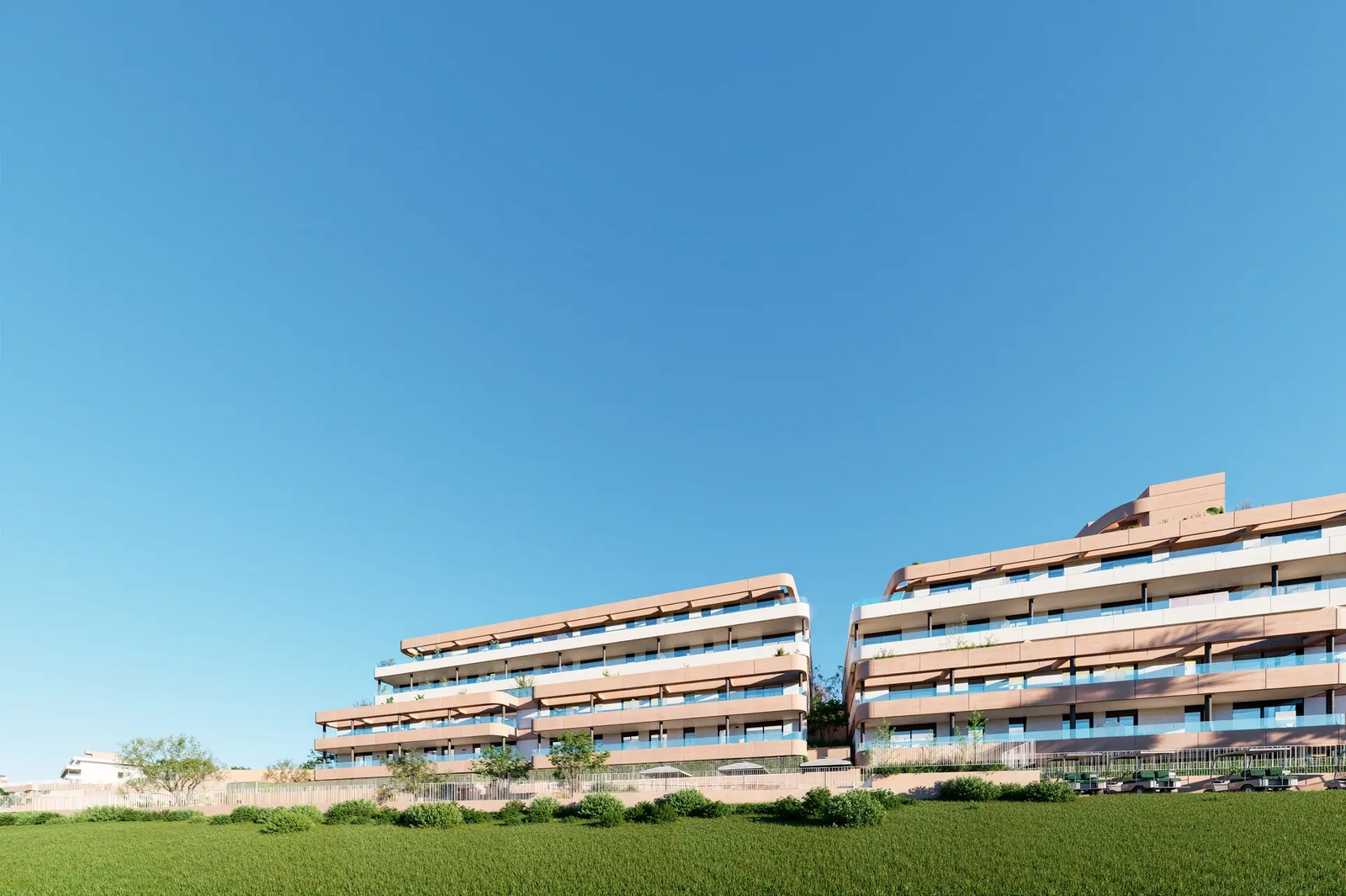 Een weids uitzicht op het wooncomplex, perfect geïntegreerd in de weelderige groene fairways van Estepona Golf.
