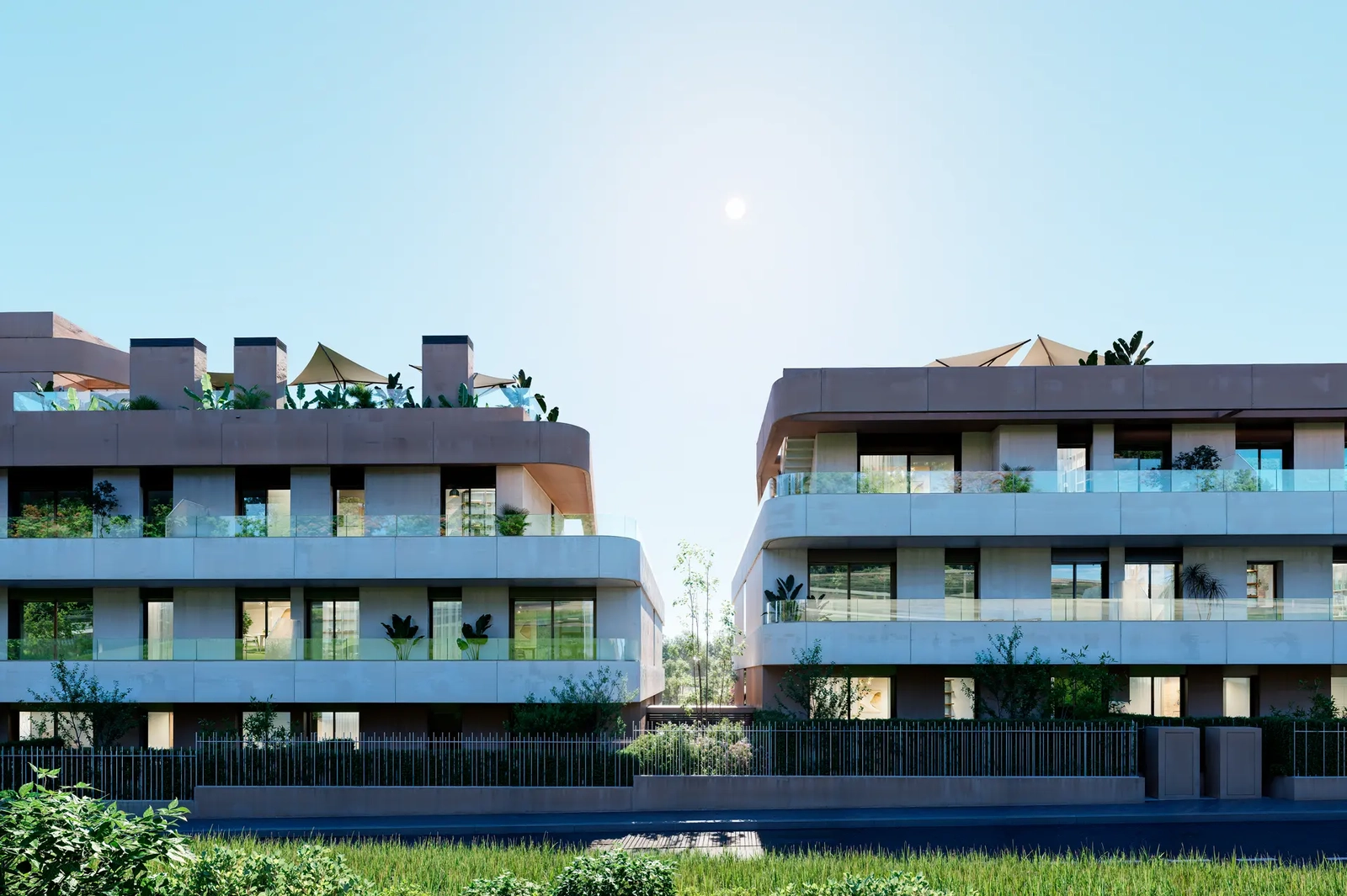 Een nadere blik op de moderne gevel, die strakke lijnen en hoogwaardige materialen toont die naadloos opgaan in de natuurlijke omgeving.