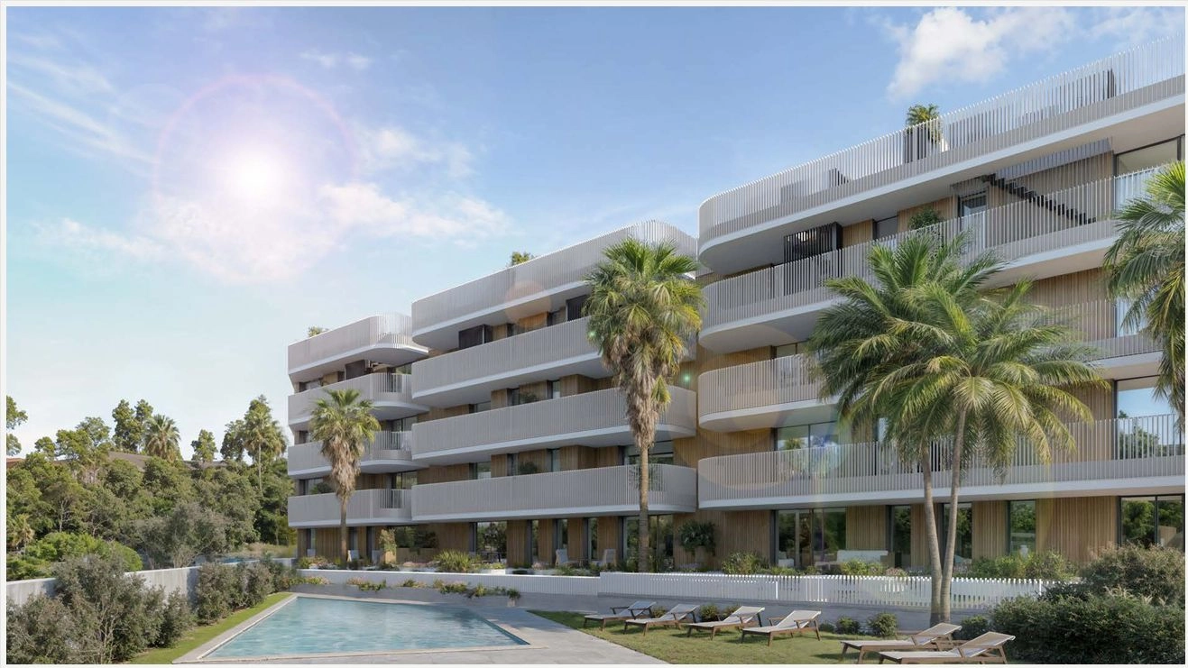 Het moderne architectonische ontwerp van het complex harmonieert met het omringende landschap en de palmbomen.