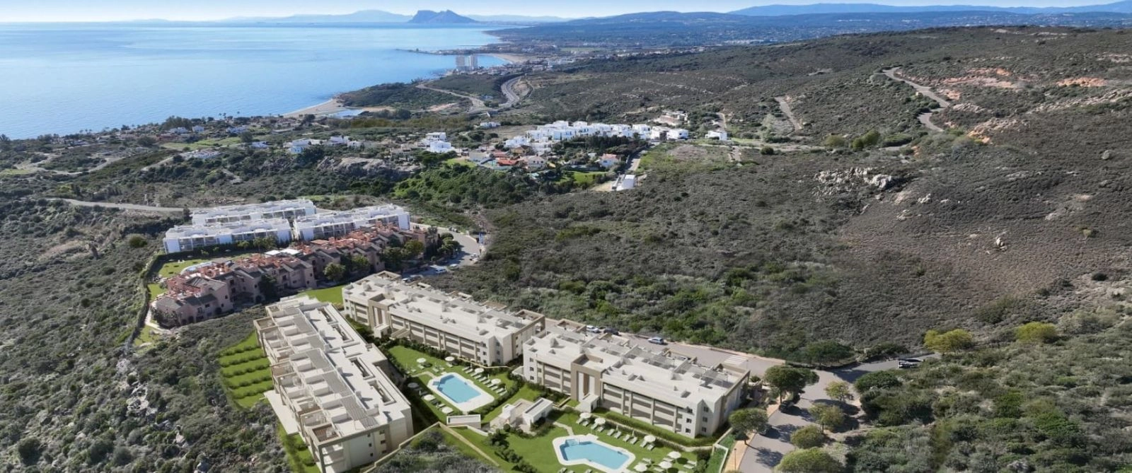 Geniet van panoramisch uitzicht op de Middellandse Zeekust en de Rots van Gibraltar vanaf deze uitzonderlijke locatie.