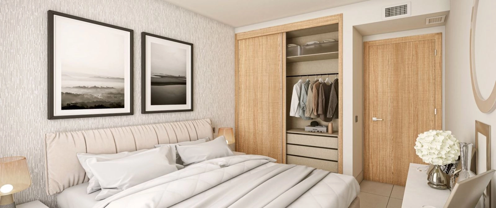 Tweede slaapkamers zijn ruim en comfortabel, voorzien van ingebouwde kledingkasten en hoogwaardige afwerkingen.