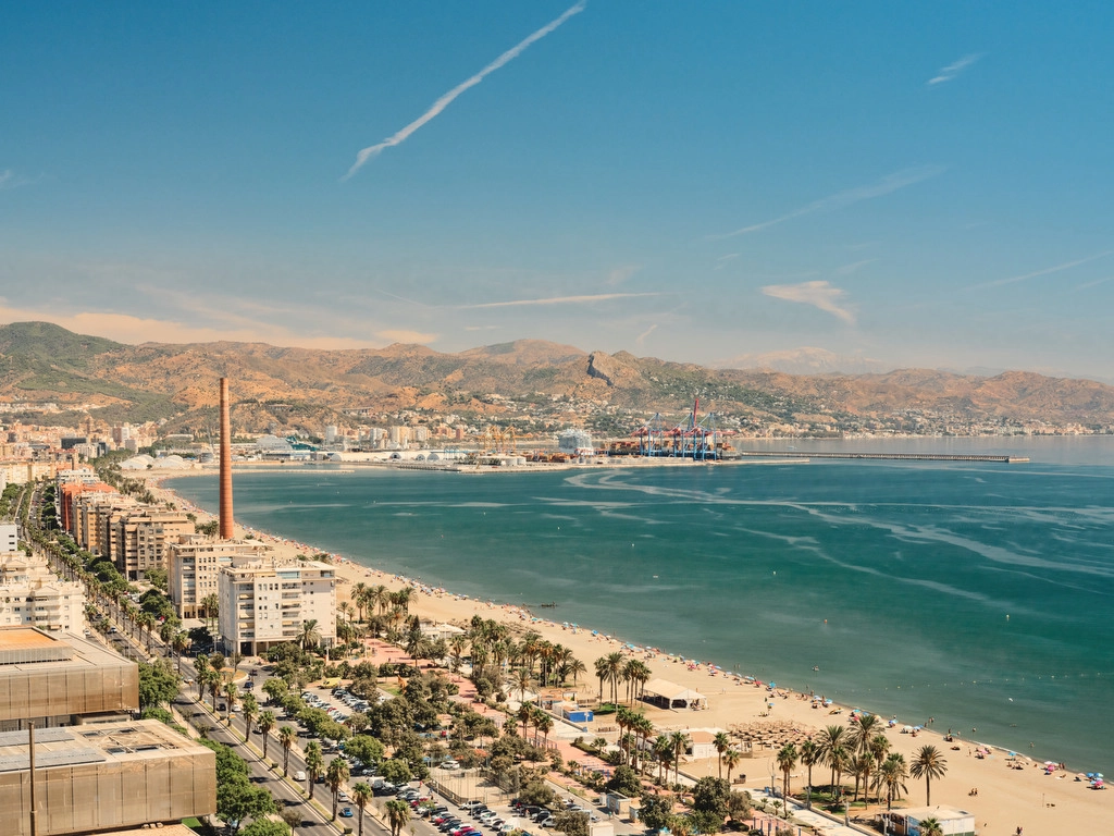 Geniet van adembenemende panoramische uitzichten op de Middellandse Zee en de kustlijn van Malaga vanaf uw eigen privéterras.