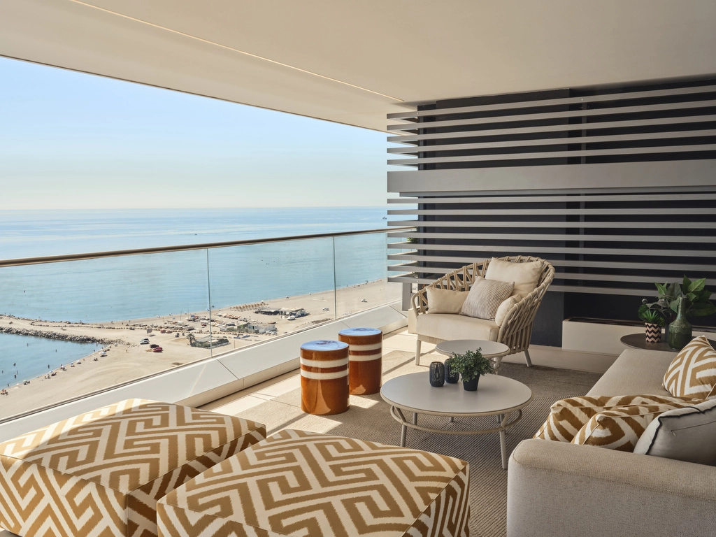 Een prachtig ingericht terras, perfect om te ontspannen of te dineren terwijl u geniet van de zeebries en een prachtig uitzicht op de kust.