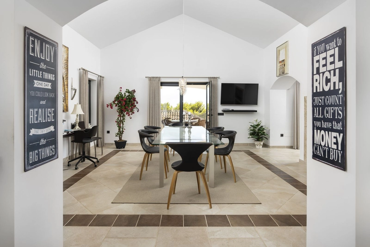 Het lichte en luchtige interieurontwerp creëert een gastvrije sfeer in dit prachtige huis.