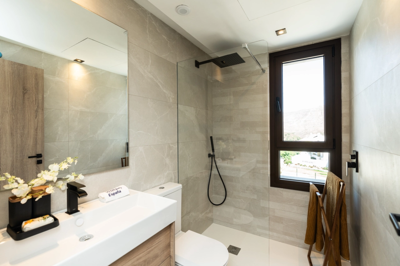 Een strakke, moderne badkamer met hoogwaardige armaturen en inloopdouche.