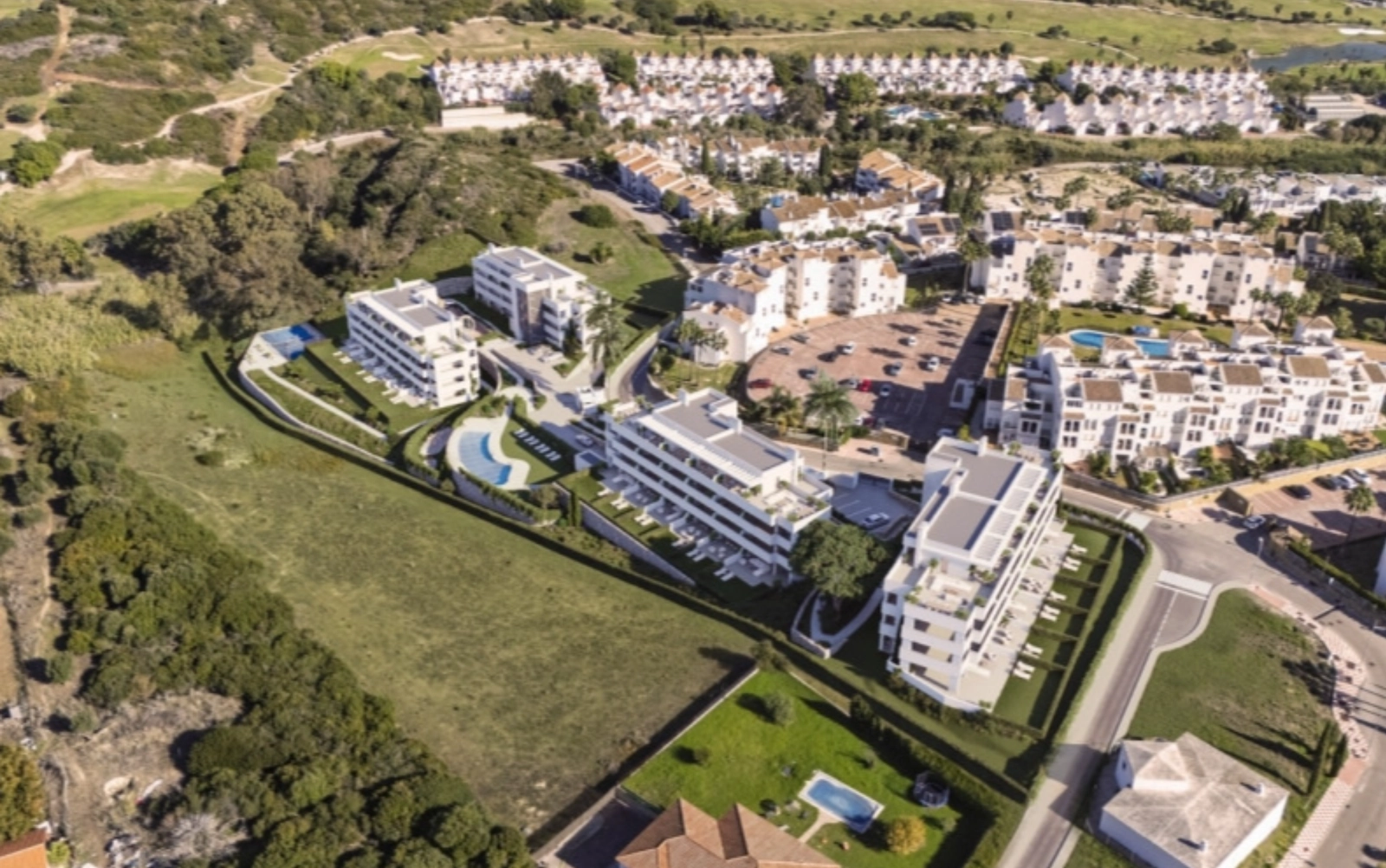 Het gehele wooncomplex biedt een veilige en privéomgeving met uitgebreide groene zones voor bewoners.