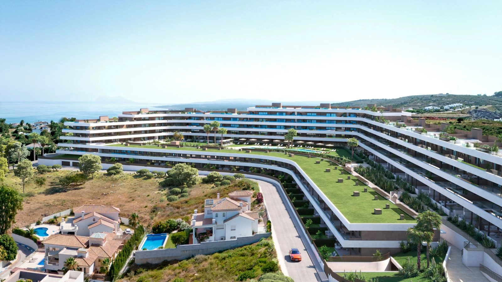 Een luchtfoto van de moderne architectuur van het project, ingebed in het landschap van de Costa del Sol.