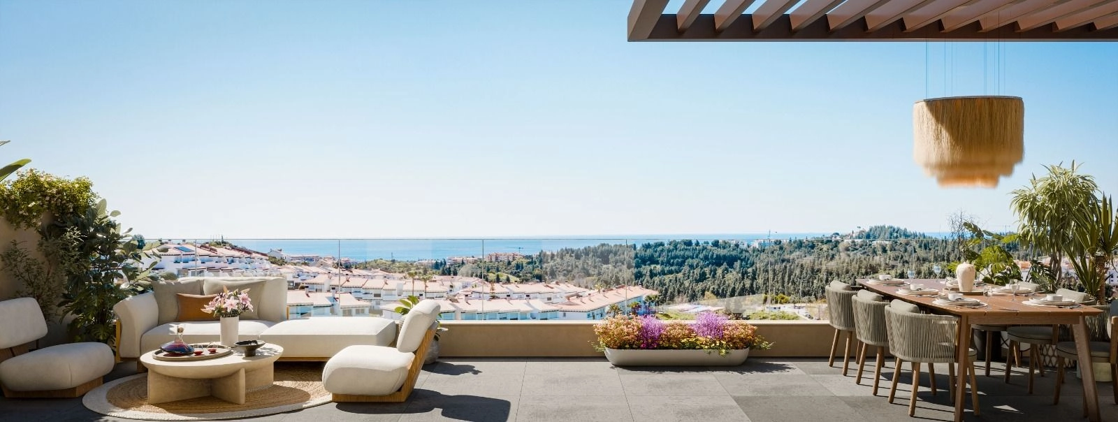 Ruime terrassen ontworpen om te dineren en te ontspannen met panoramisch zeezicht over de Costa del Sol.
