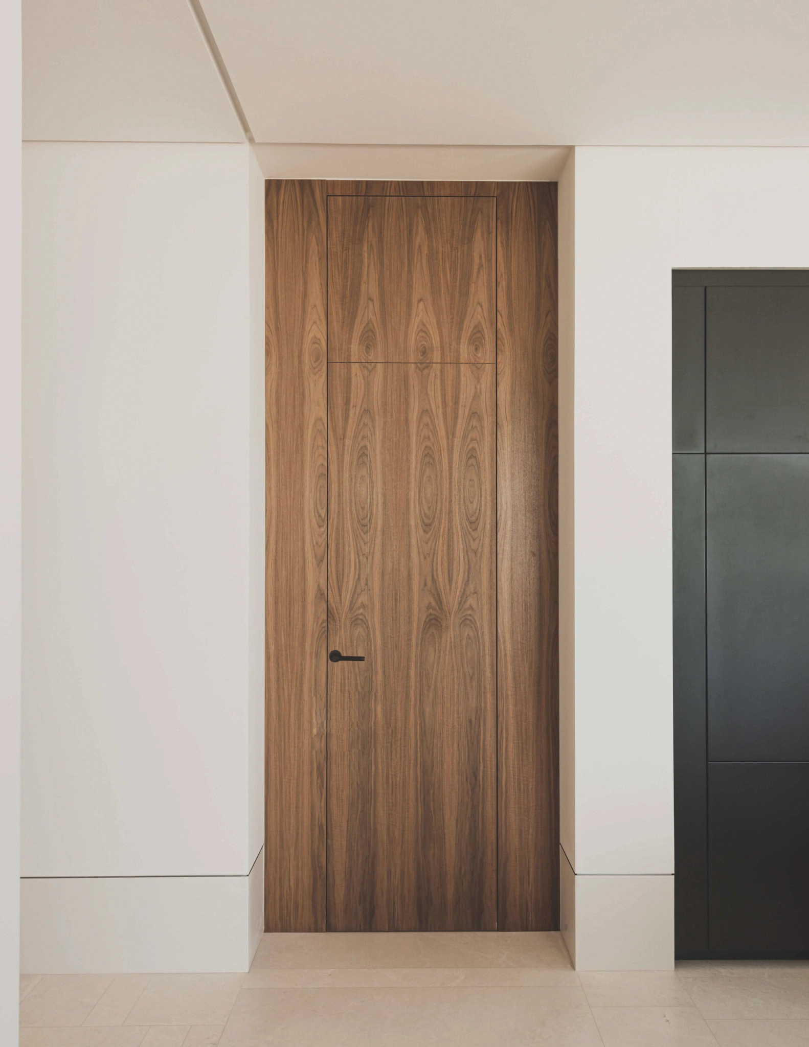 Stijlvolle interieurdetails omvatten elegante houten deuren en kwaliteitsvloeren.