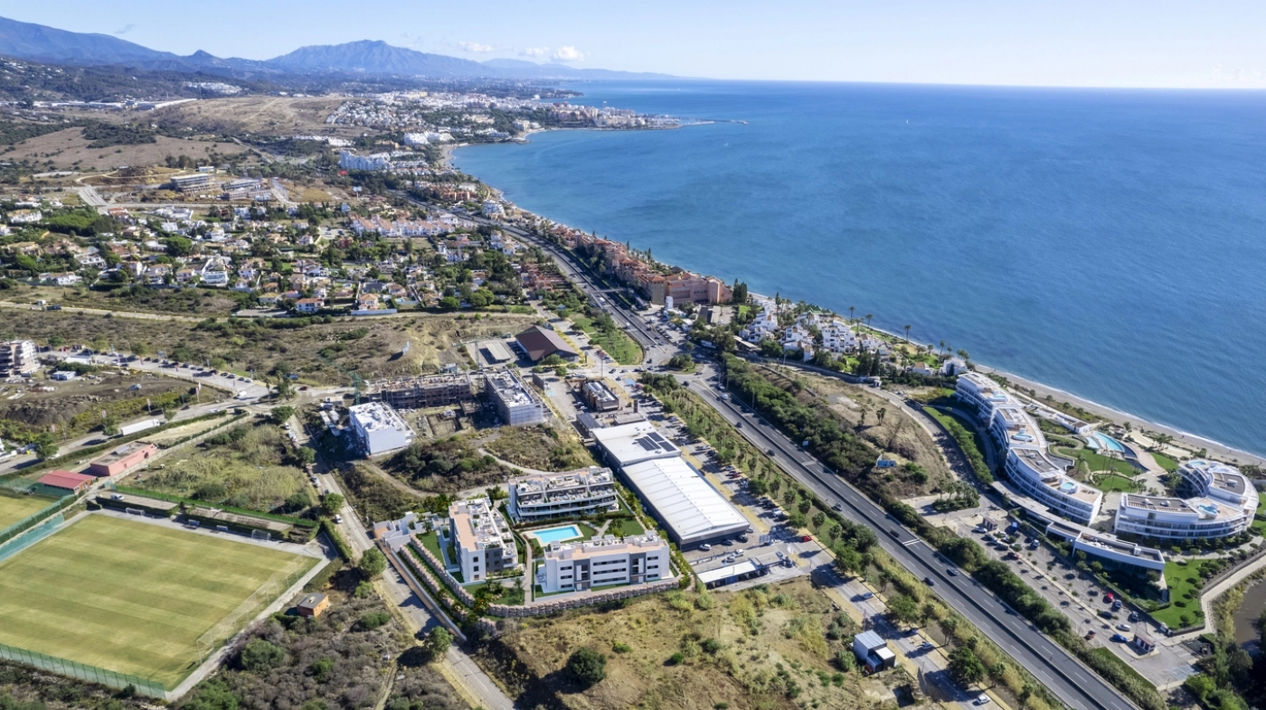 Ontdek de prachtige kustlijn van Estepona, met uw nieuwe woning in het hart van alles.