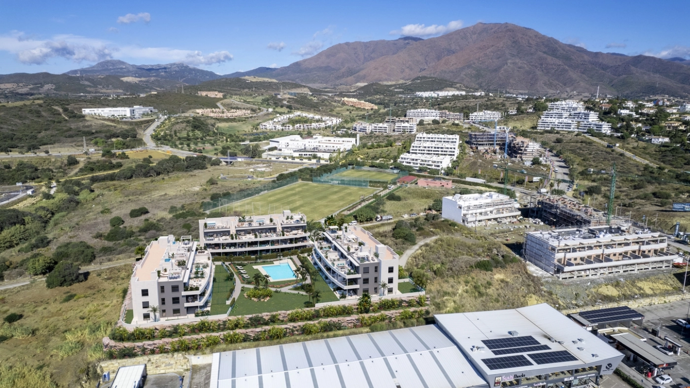 De woning is perfect gepositioneerd tussen de zee en de bergen en biedt een prachtige omgeving.