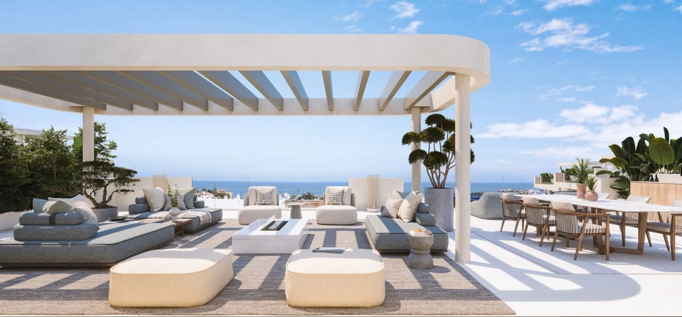 Stelt u zich eens voor dat u ontspant of gasten ontvangt op dit ruime penthouse terras, met adembenemend uitzicht op zee aan de Costa del Sol.