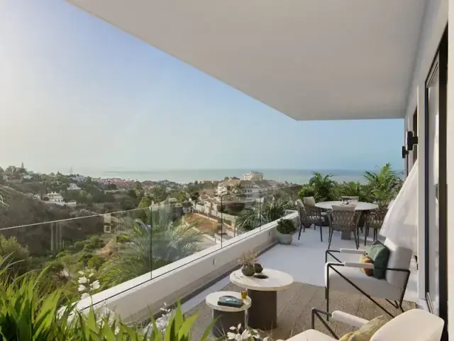 Royale privéterrassen bieden een perfecte ruimte om te ontspannen en te genieten van het prachtige weer aan de Costa del Sol en het zeezicht.