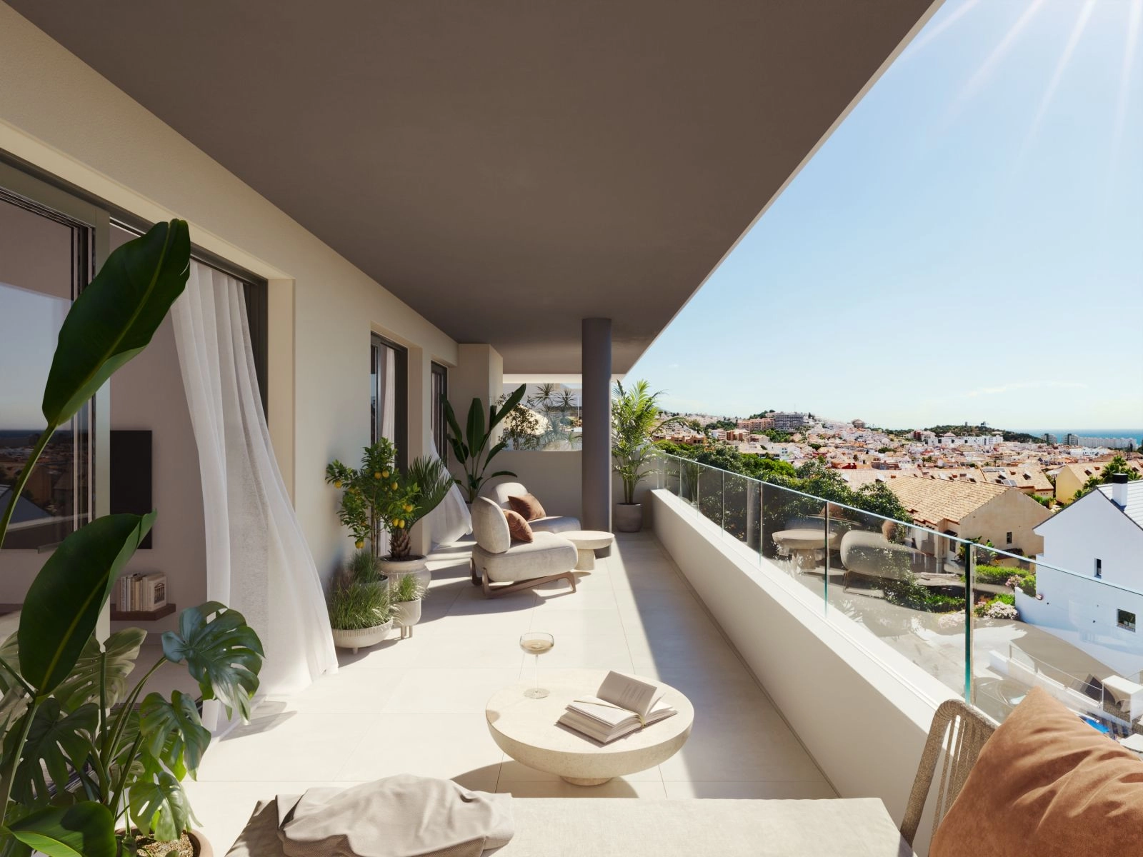 Ruime privéterrassen bieden een prachtig uitzicht over Fuengirola en de Middellandse Zee.