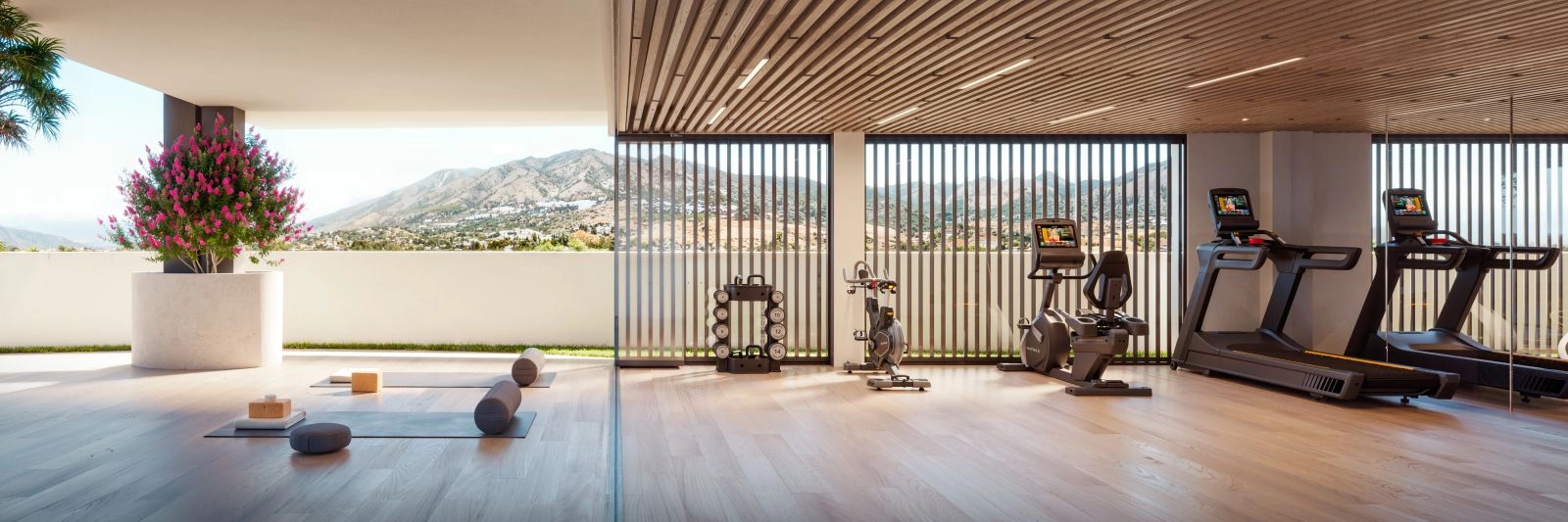 De ultramoderne fitnessruimte en wellnessruimte bieden een inspirerend uitzicht op de bergen.