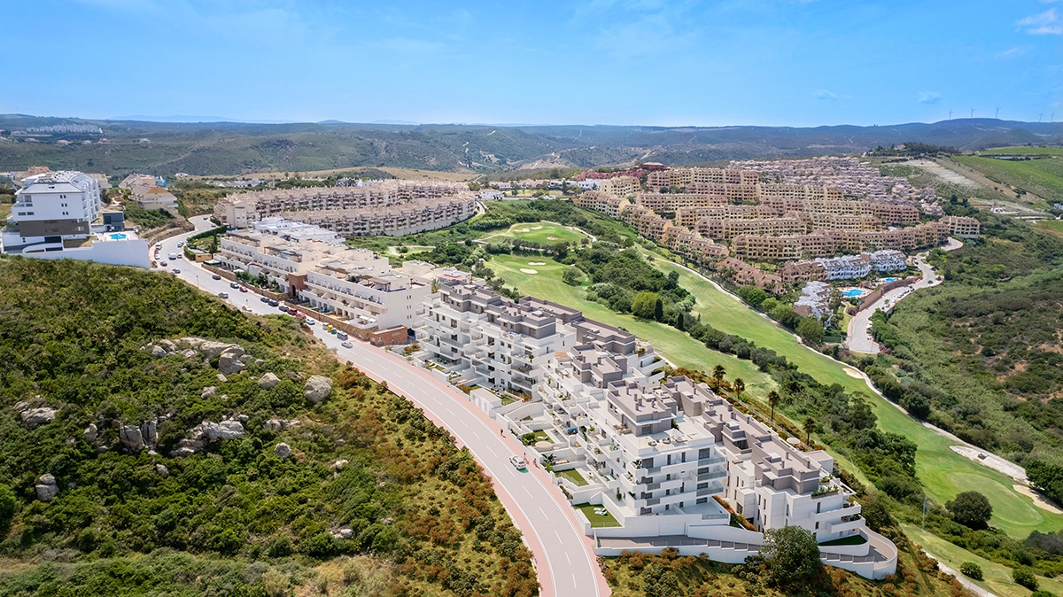 Een luchtfoto van het complex, perfect geïntegreerd in het weelderige groene landschap van de Costa del Sol met nabijgelegen golfbanen.