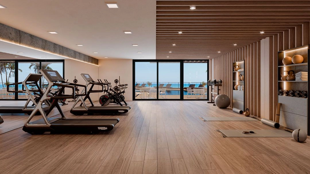 De ultramoderne fitnessruimte met een prachtig uitzicht, waardoor uw training een waar genoegen wordt.