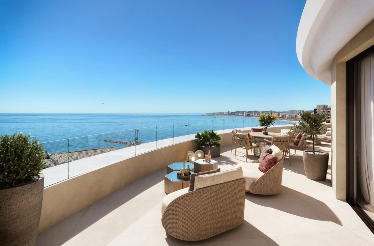 Een ruim terras met adembenemend, panoramisch uitzicht op de Middellandse Zee en de kustlijn van de Costa del Sol.