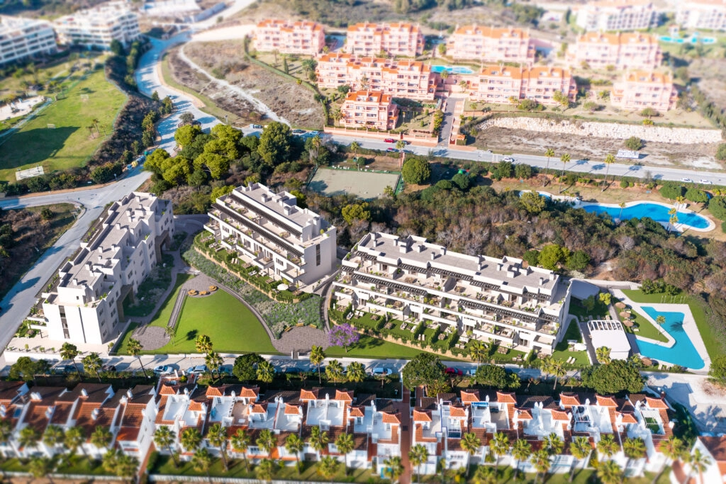 Een luchtfoto van het moderne wooncomplex, perfect geïntegreerd in het groene landschap van de Costa del Sol.