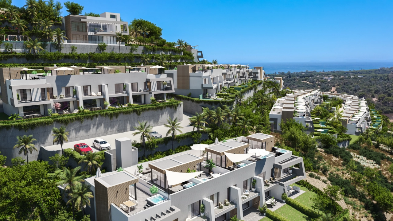 Een blik op de moderne architectuur van de ontwikkeling, ontworpen om te integreren met het heuvellandschap van Marbella.