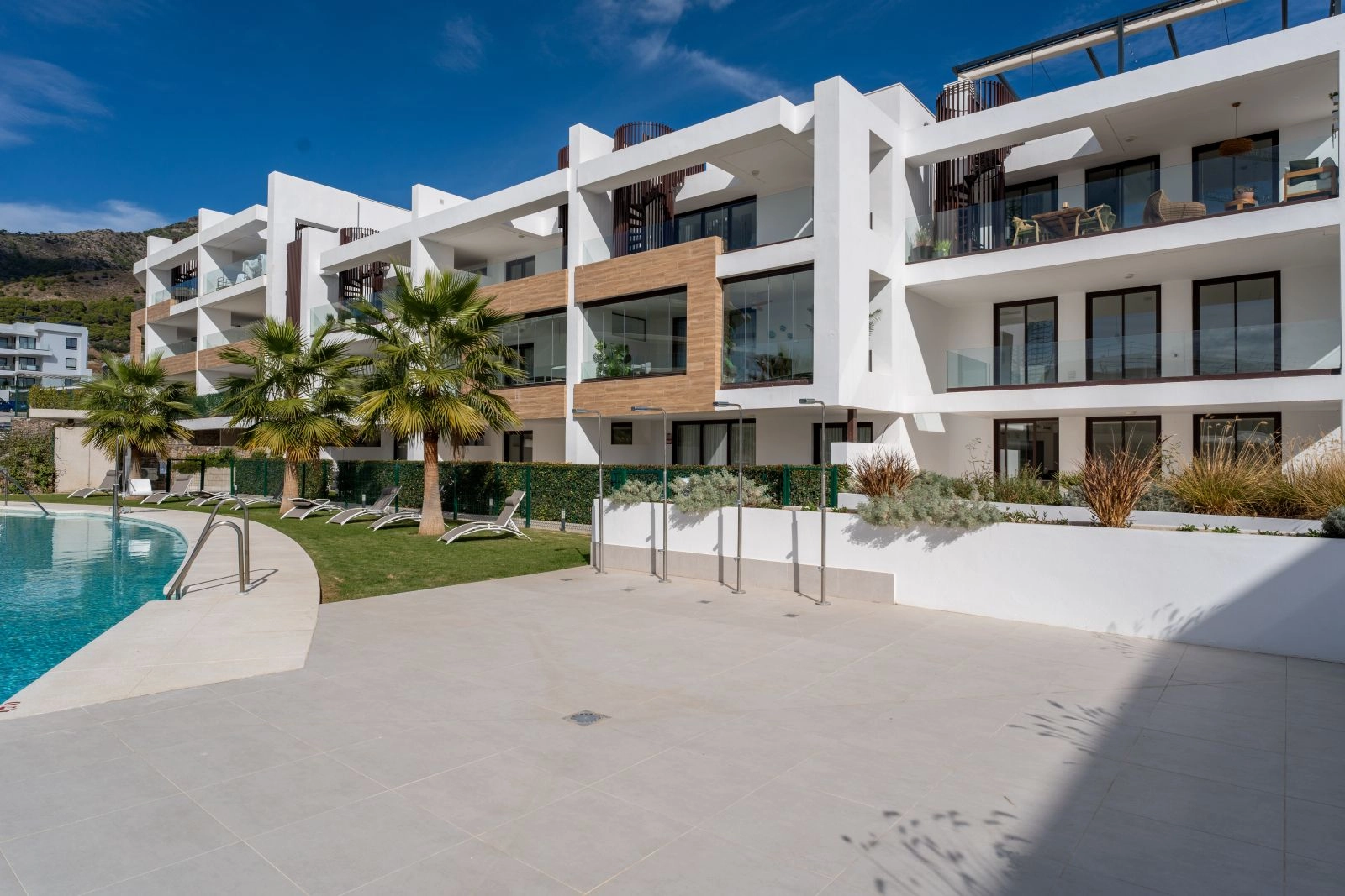 De moderne architectuur van het project past prachtig in de weelderige groene omgeving.