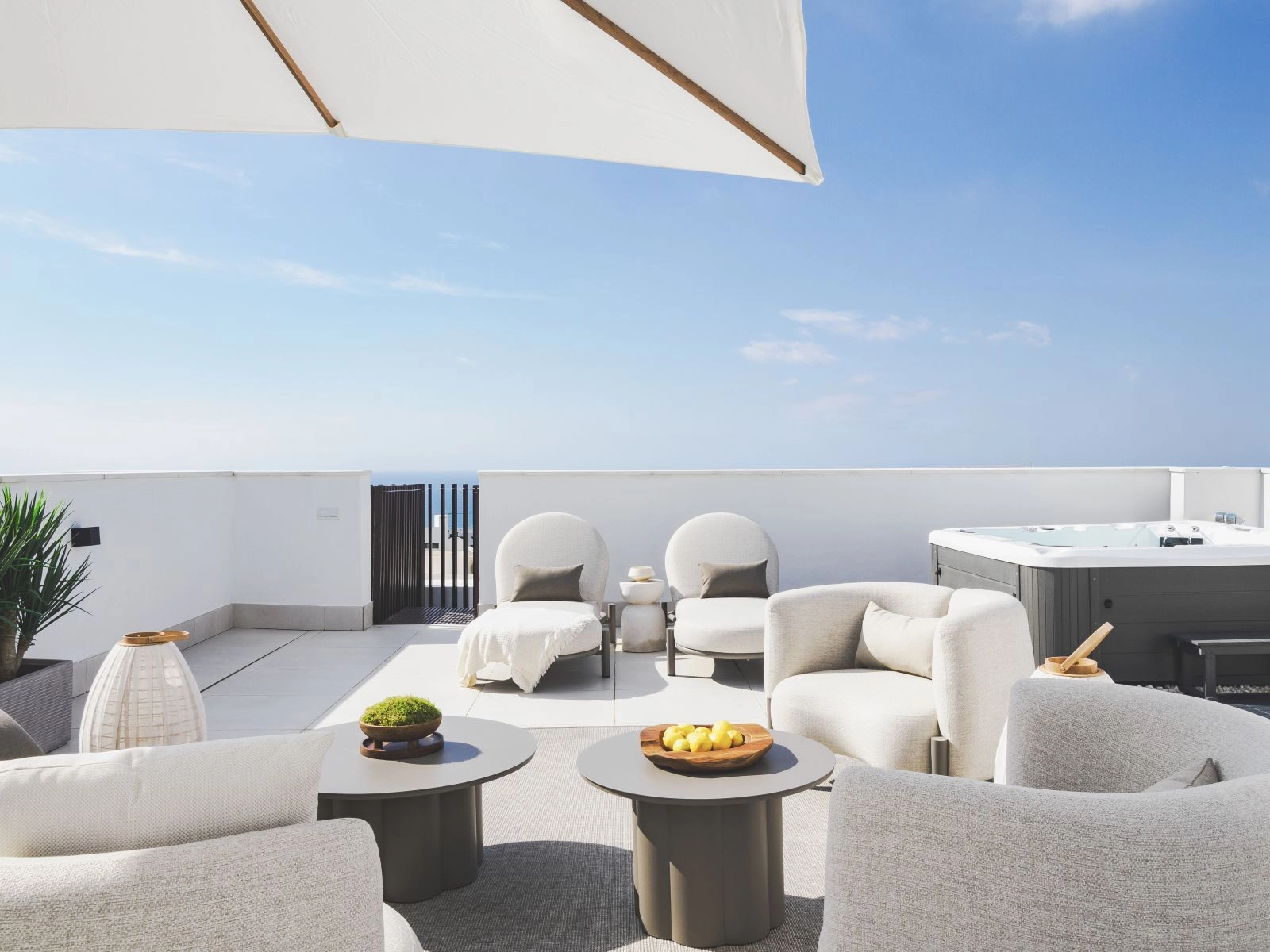 Het solarium op het dak biedt een privéruimte om te zonnebaden en te ontspannen, met een ongelooflijk uitzicht over de Costa del Sol.