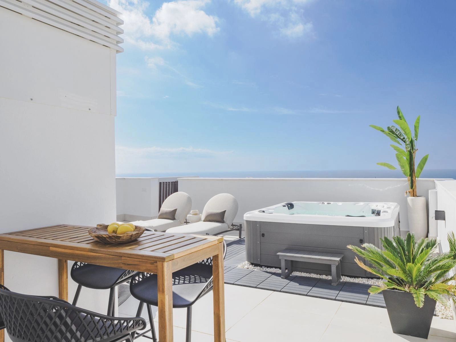 De terrassen van de penthouses zijn voorzien van een moderne jacuzzi, perfect om te ontspannen onder de Spaanse zon.