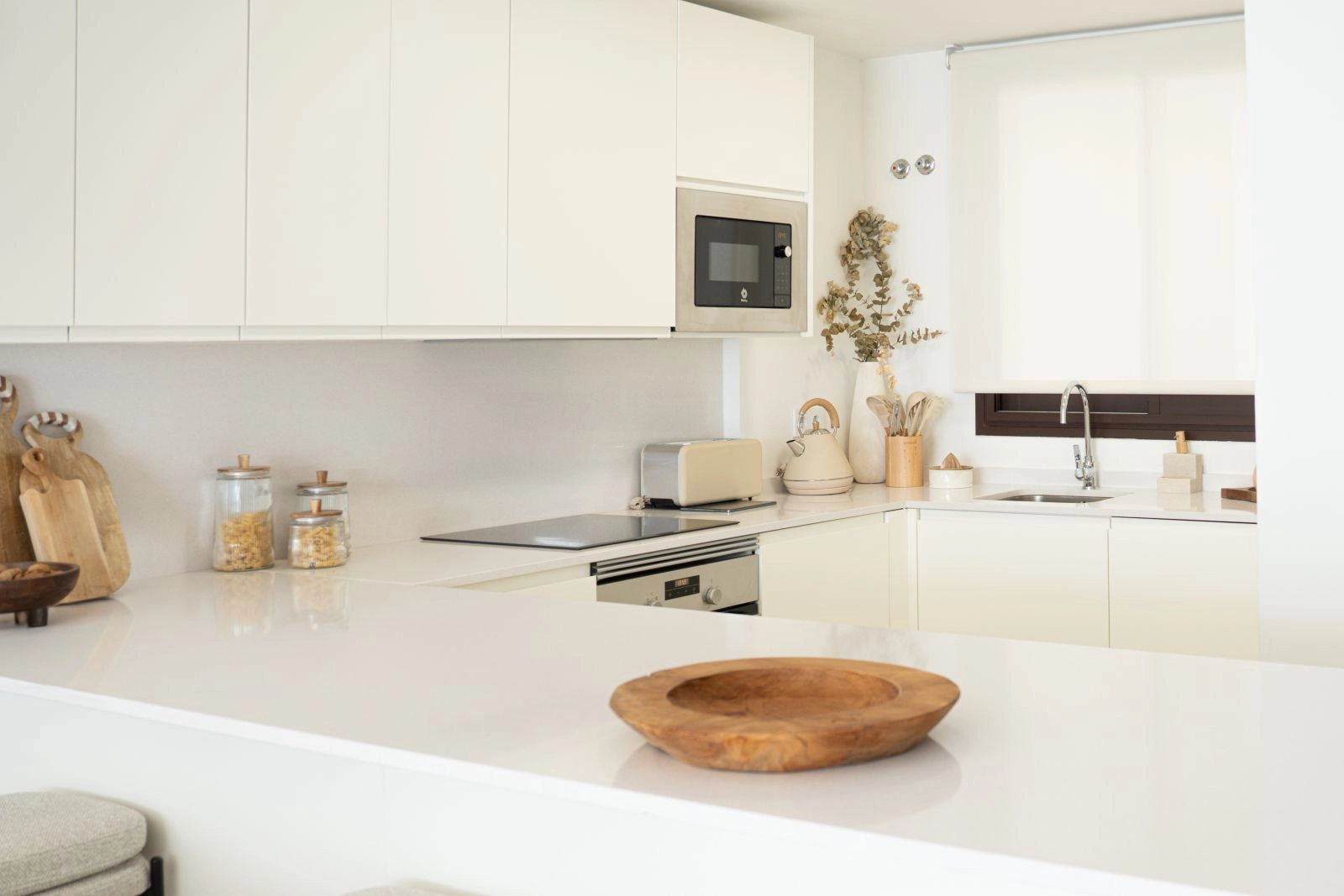 Een strakke, moderne keuken volledig uitgerust met hoogwaardige apparatuur, perfect voor dagelijks gebruik en entertainment.