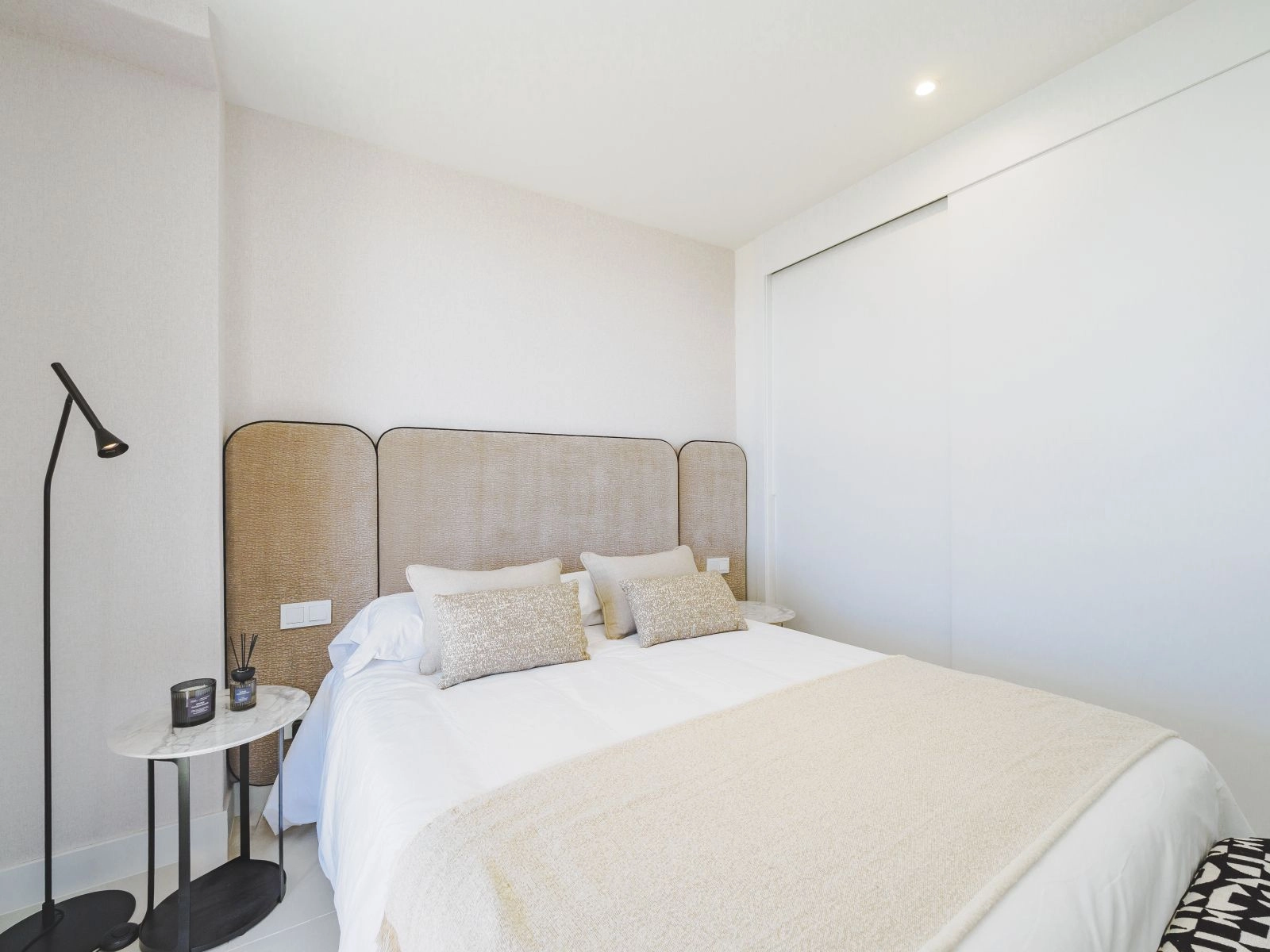 Een comfortabele logeerkamer met strakke lijnen, neutrale tinten en ingebouwde opbergruimte.