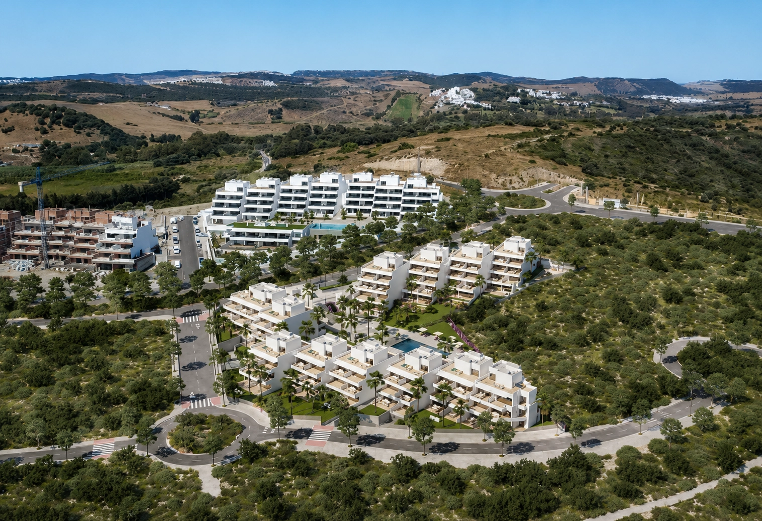 Een luchtfoto van het complex, met de moderne architectuur en de integratie met het natuurlijke landschap van de Costa del Sol.