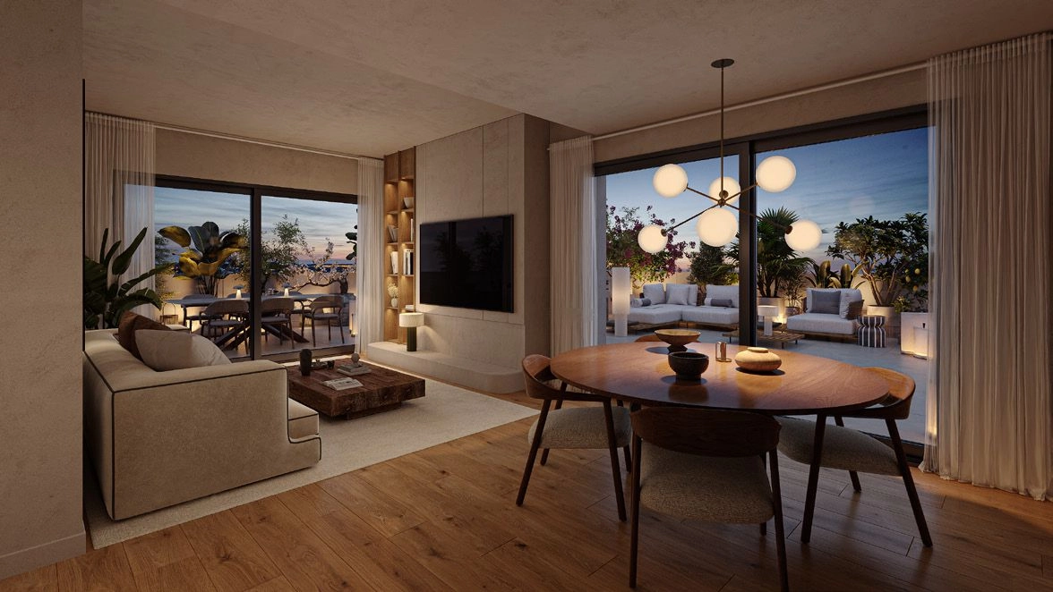 Elegante woonruimtes vloeien naadloos over in het terras, gevuld met natuurlijk Mediterraan licht.