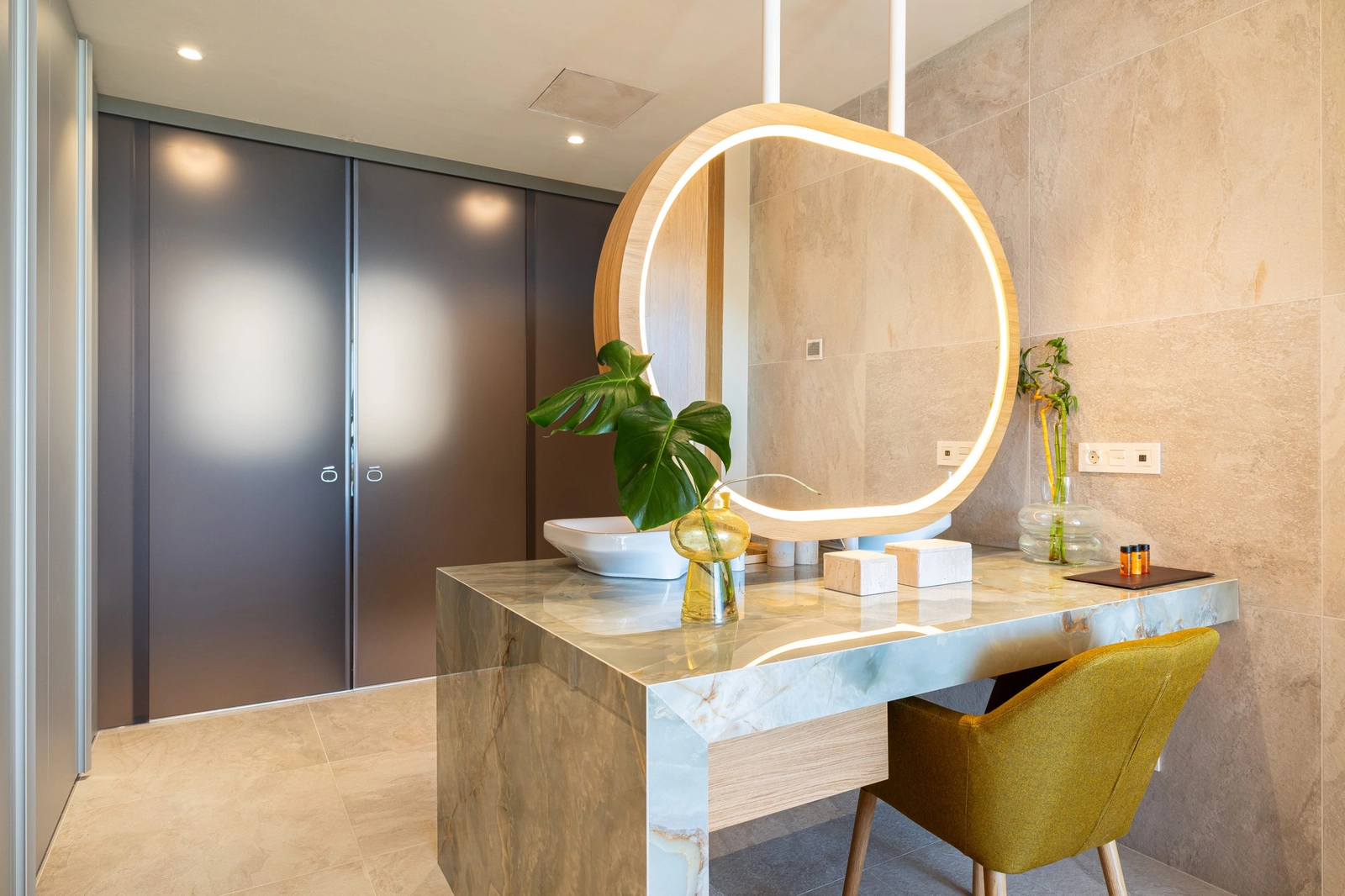 Een stijlvolle badkamerwastafel, vervaardigd met prachtig groen marmer en designarmaturen.