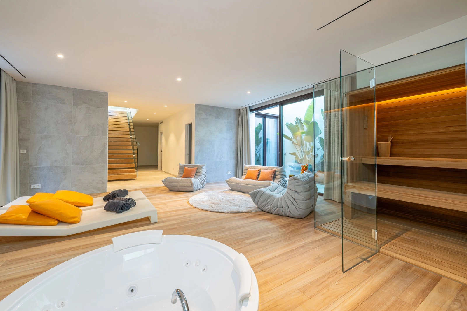 Elke villa beschikt over een privéspa met een jacuzzi en sauna voor ultieme ontspanning.