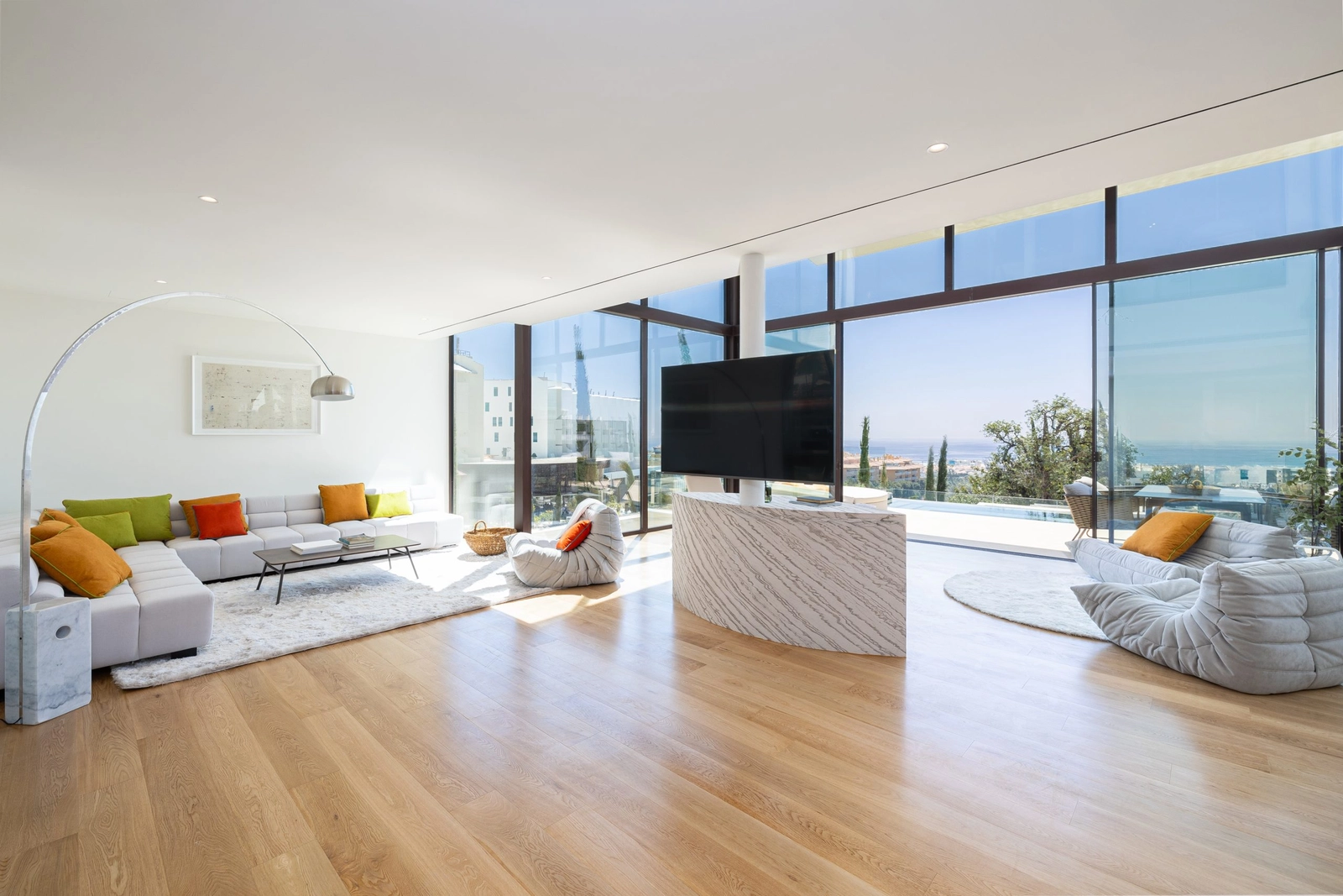 Ruime, lichte woonkamers zijn ontworpen voor comfort en modern luxe wonen.