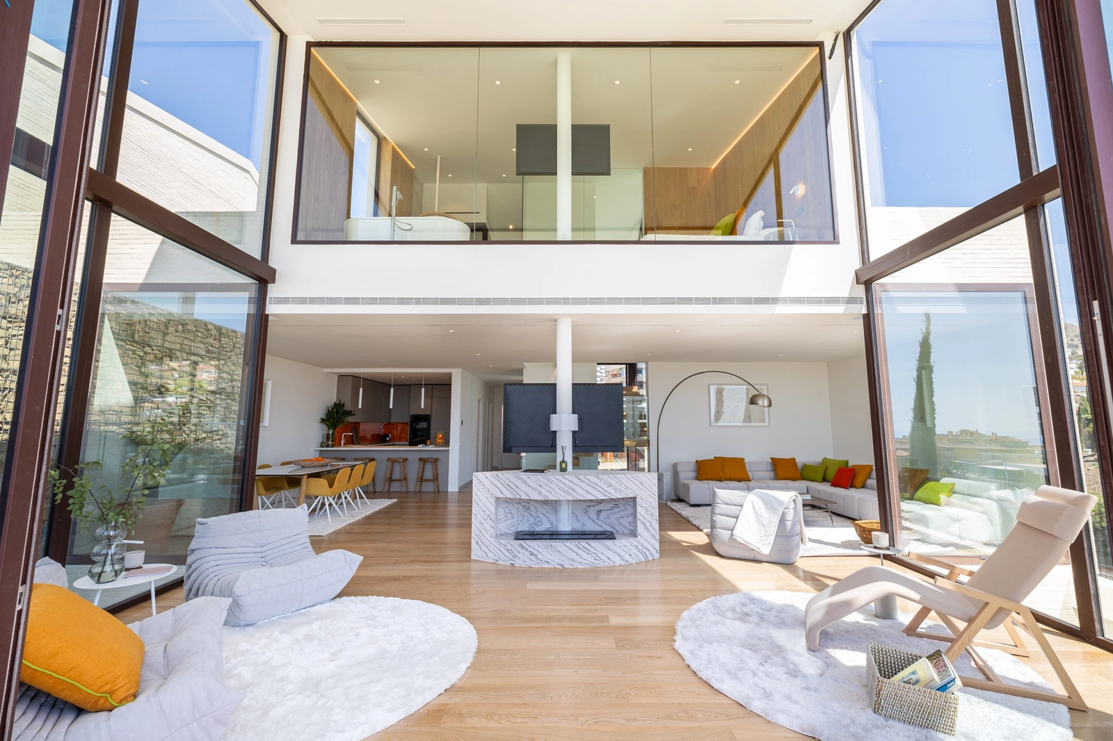 Een doorkijk naar de dubbelhoge woonruimte, waar architectuur en natuur verbonden aanvoelen.