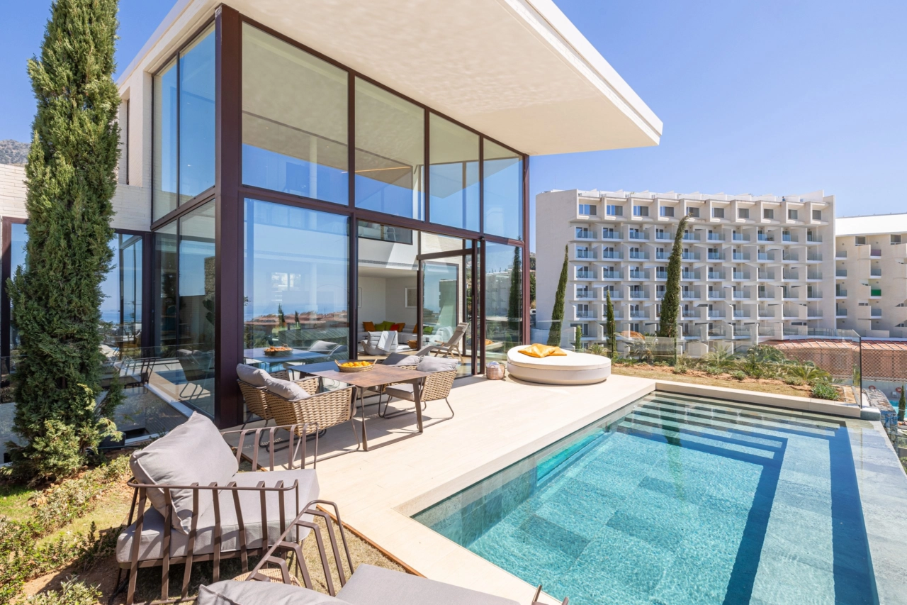 Een prachtig privézwembad en terras, ontworpen om te genieten van het heerlijke klimaat van Zuid-Spanje.